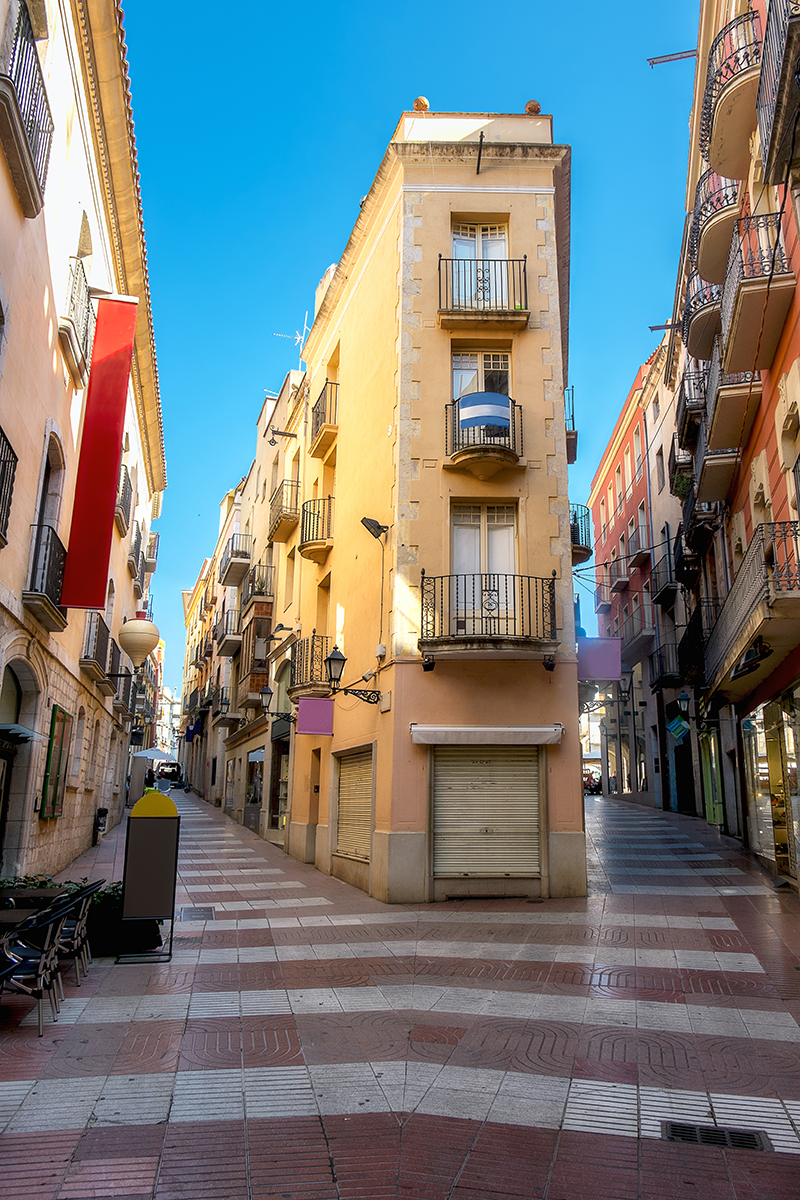 roh ulic Carrer Portella a Carrer de Sant Pere ve městě Figueres