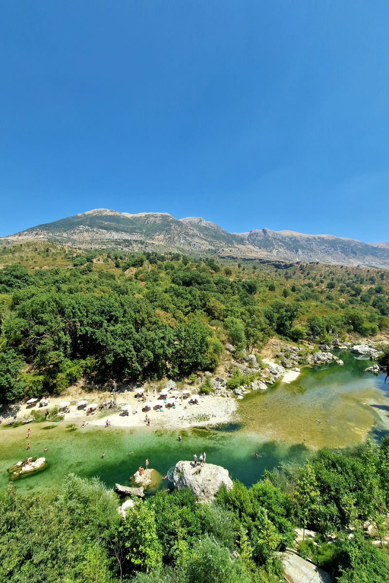 Uji Ftohte Tepelene Lagoon na řece Drinos