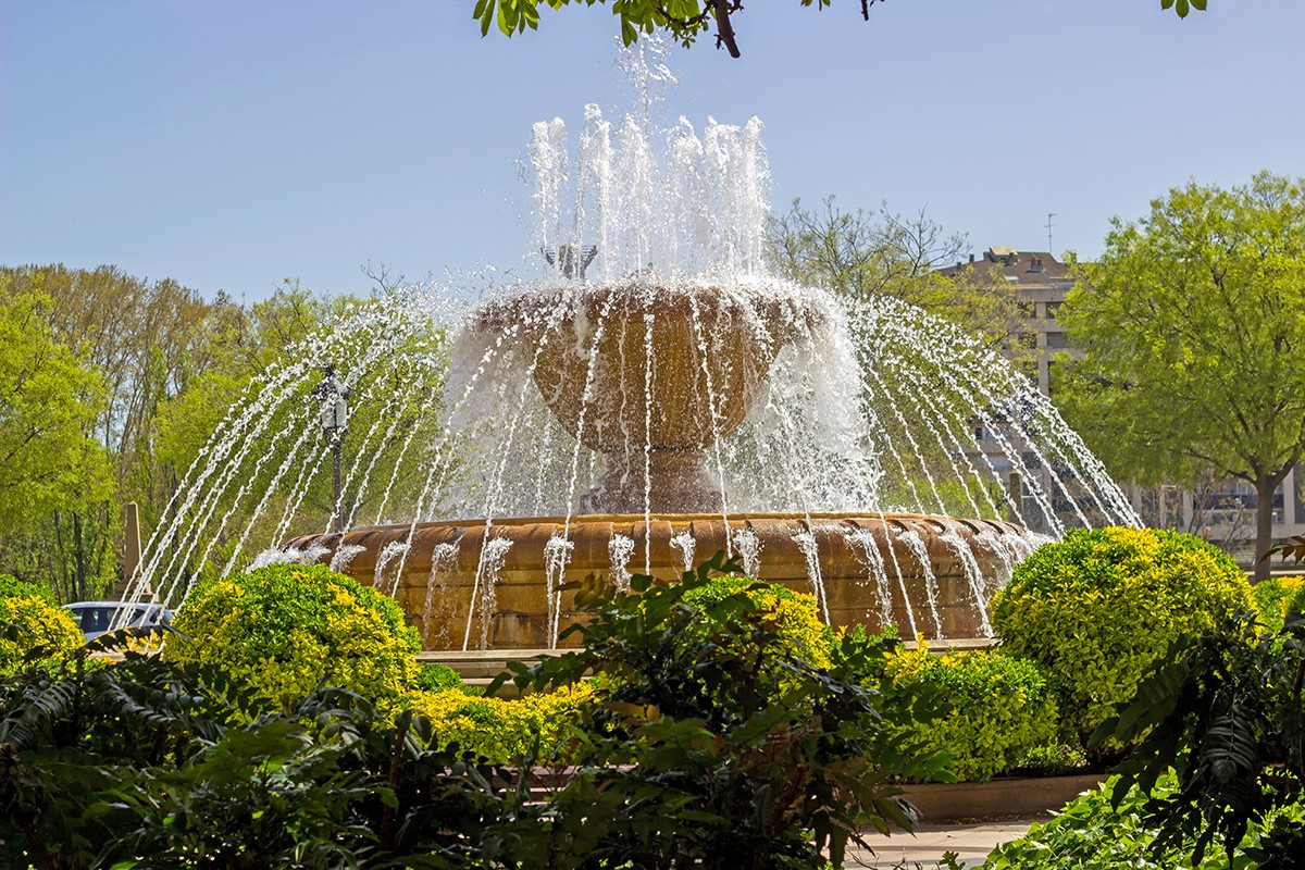 historická fontána Font gran de la Plaça de la Pau ve městě Lleida