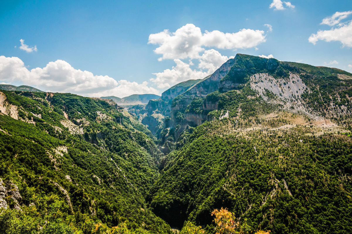 hory v okolí města Tepelene
