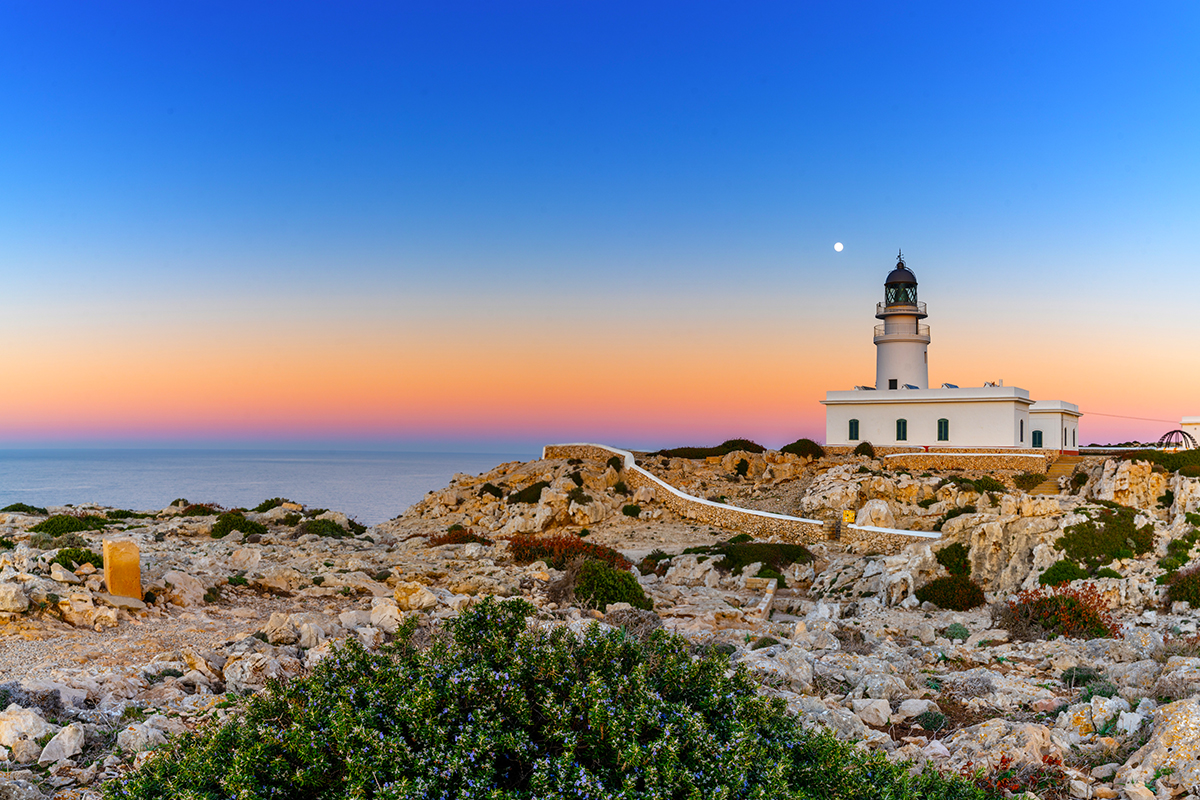 maják na mysu Cabo de Cavalleria na ostrově Menorca