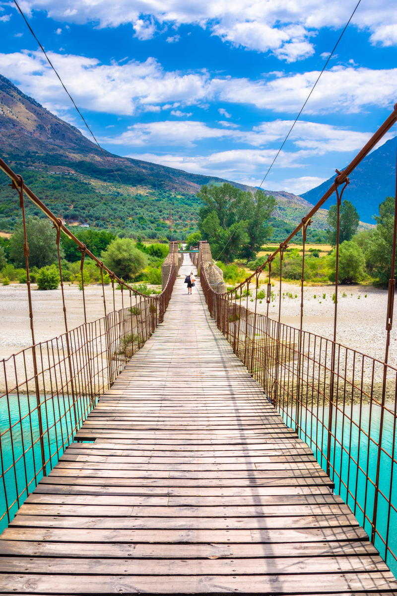 most Aliho Paši nebo také Becishti Bridge ve městě Tepelene