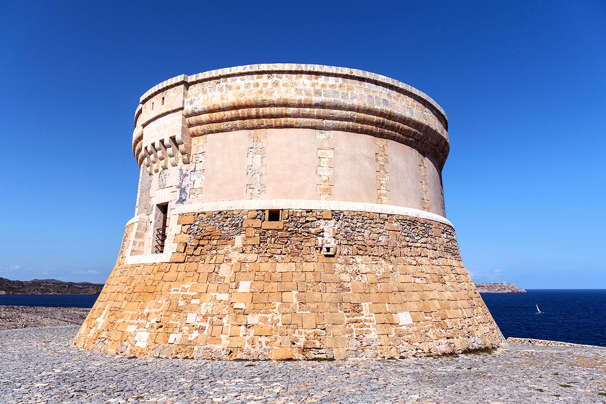 obranná věž Torre de Fornells na ostrově Menorca