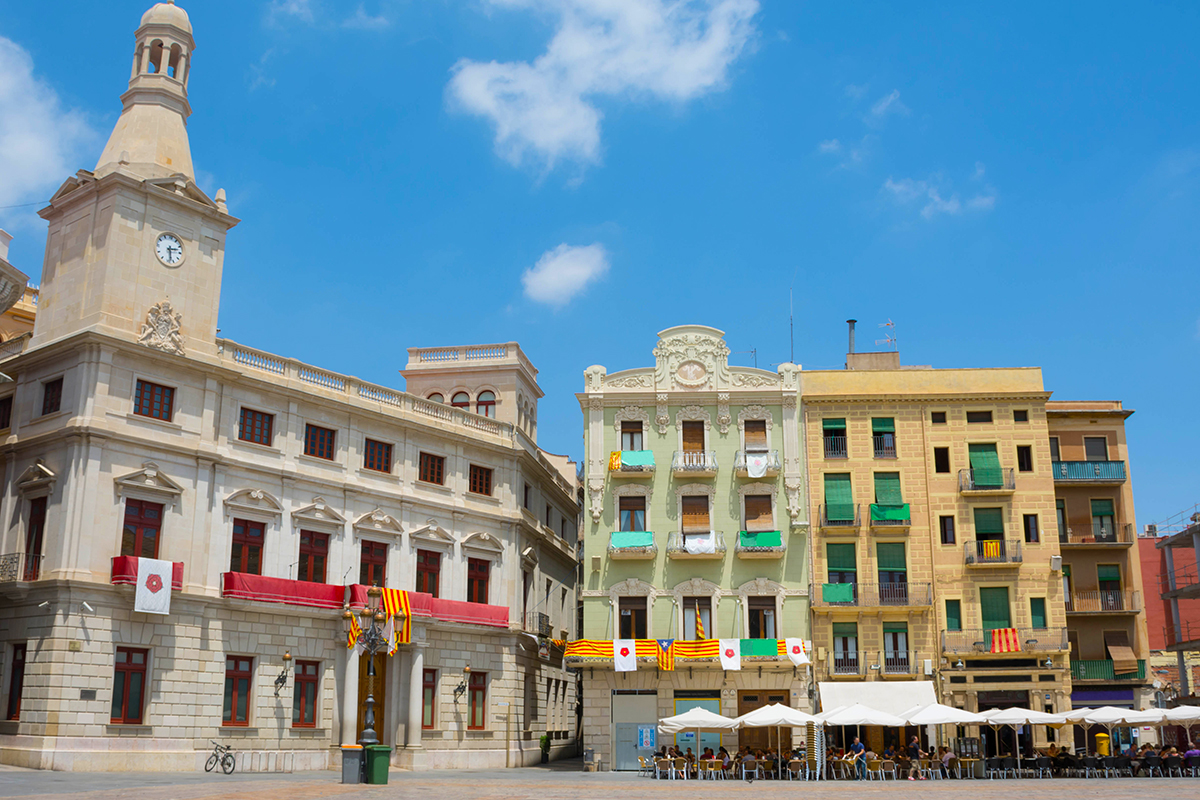 radnice města Reus a světle zelená budova Casa Pinyol