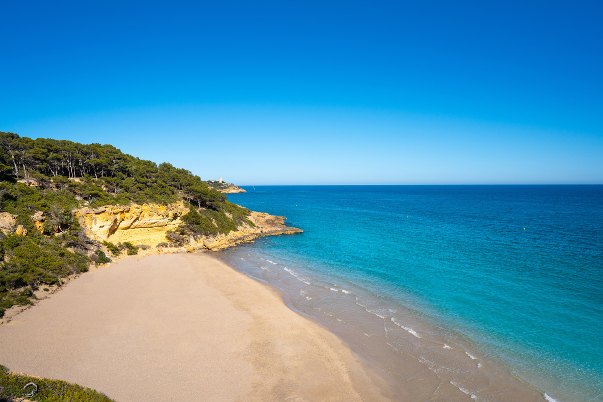 Cala Fonda neboli Cala Waikiki či Platja de l'Arbocar na pobřeží Costa Dorada