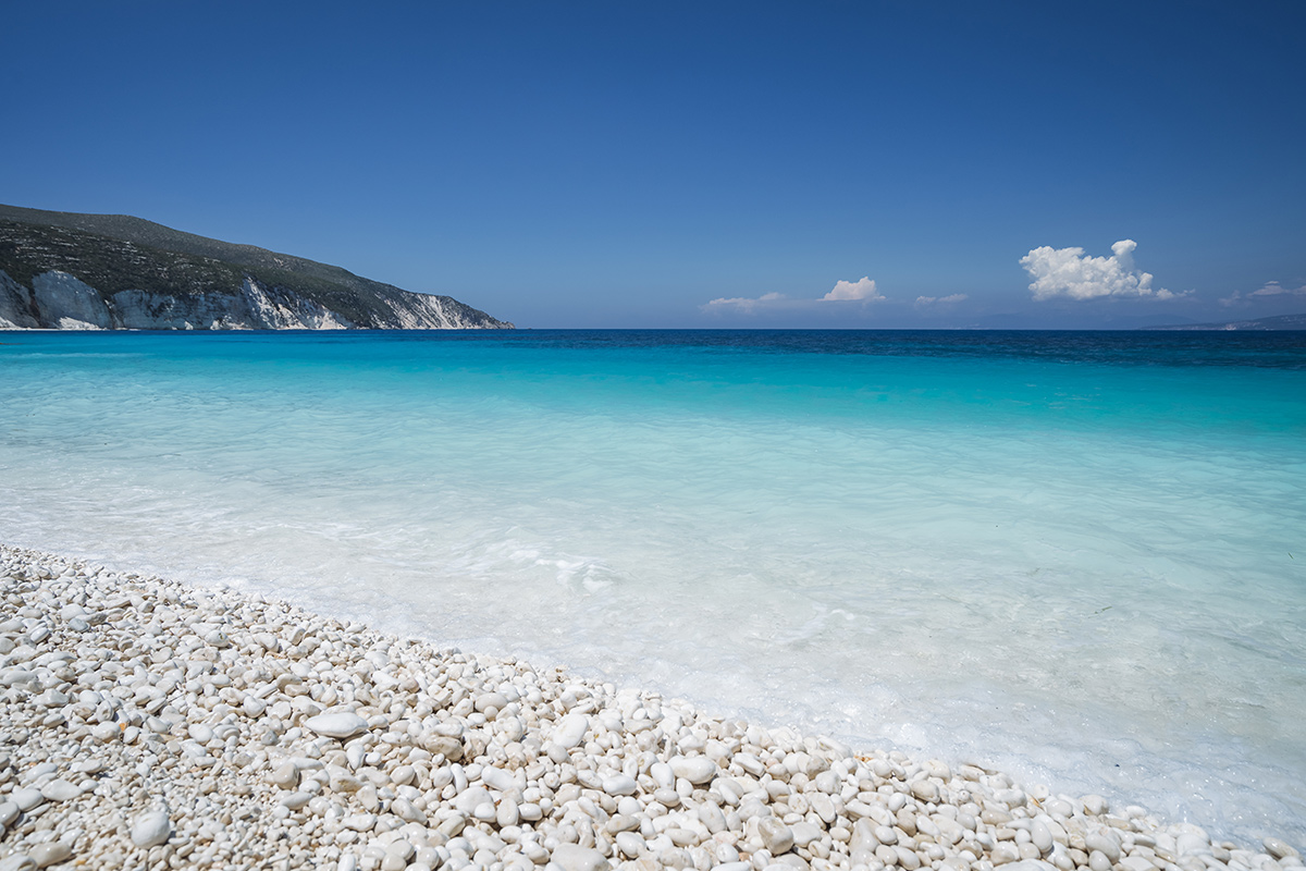 bílé oblázky na Fteri Beach