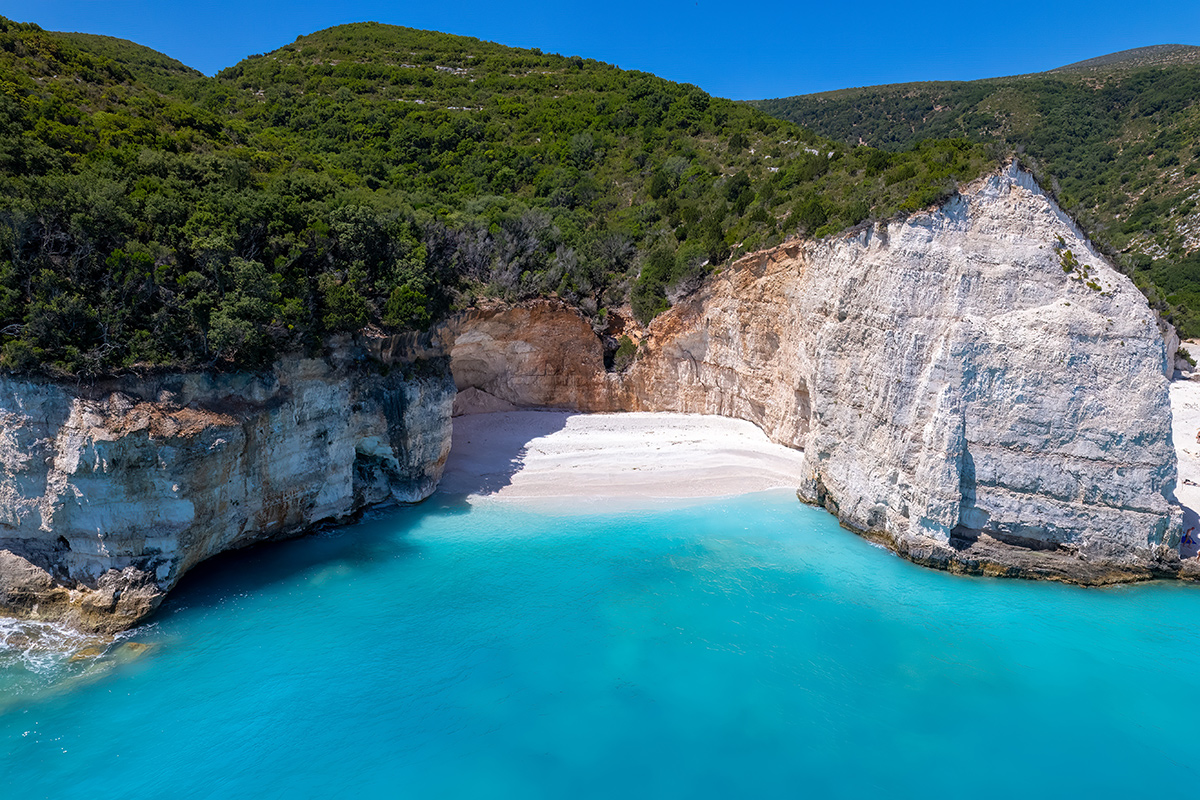 část pláže Fteri Beach v Řecku