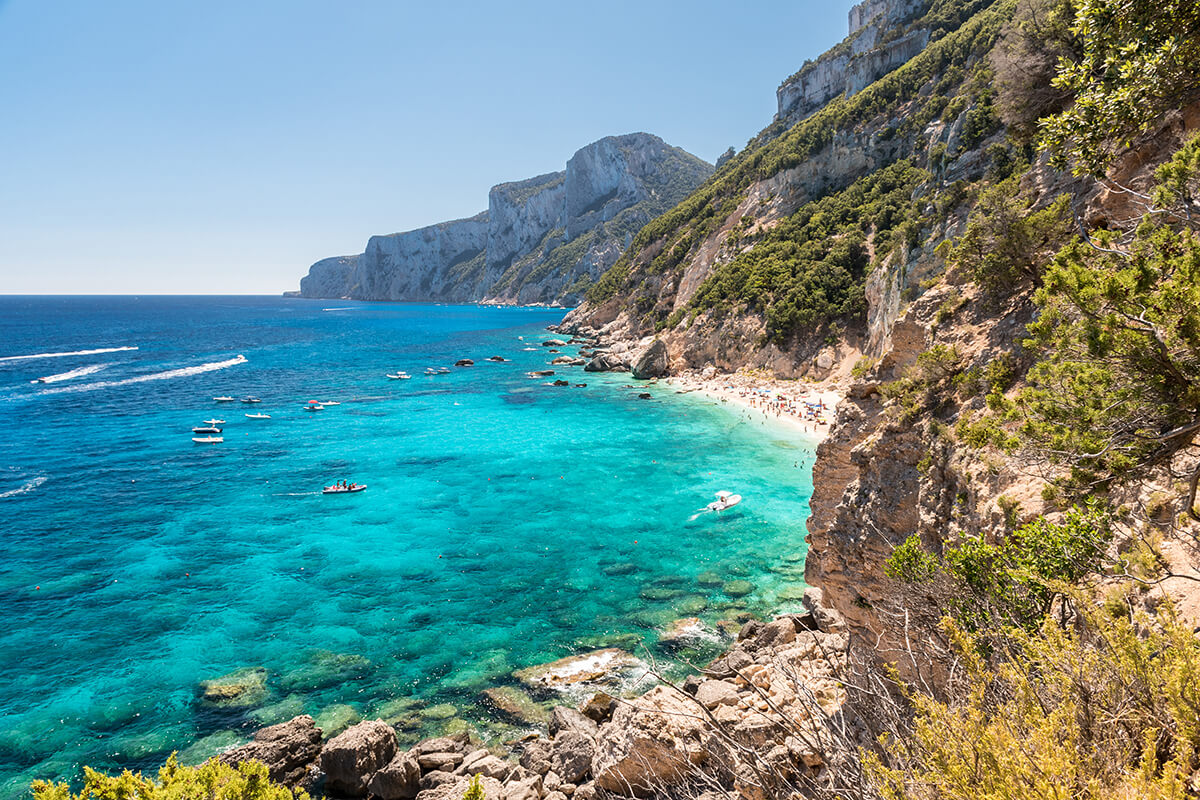 italskou pláž Cala dei Gabbiani omývá Tyrhénské moře