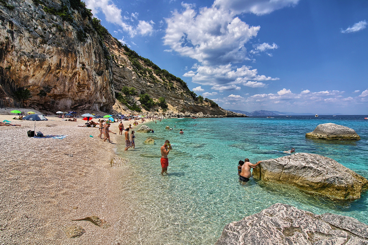 pláž Cala dei Gabbiani na ostrově Sardinie