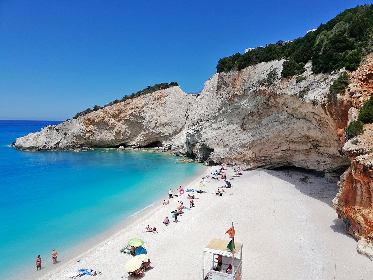 Porto Katsiki lemují pískovcové útesy
