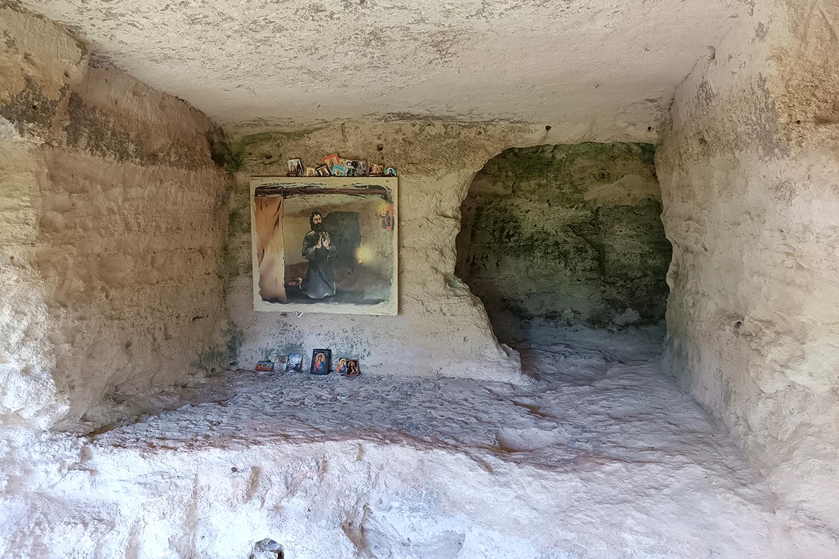součástí kláštera Aladža jsou mnišské cely, kaple i krypta