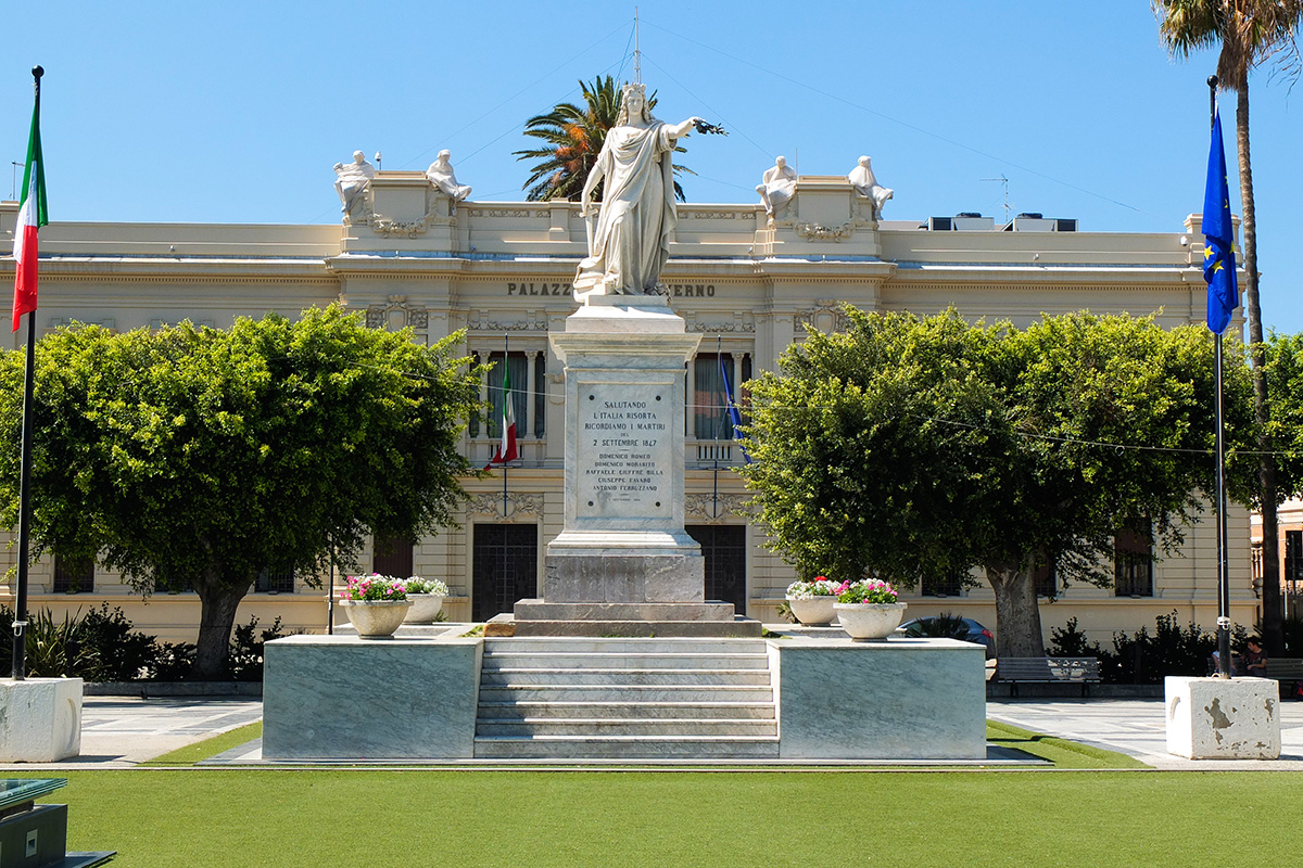 Piazza Vittorio Emanuele neboli Piazza Italia s prefekturou a Památníkem sjednocení Itálie