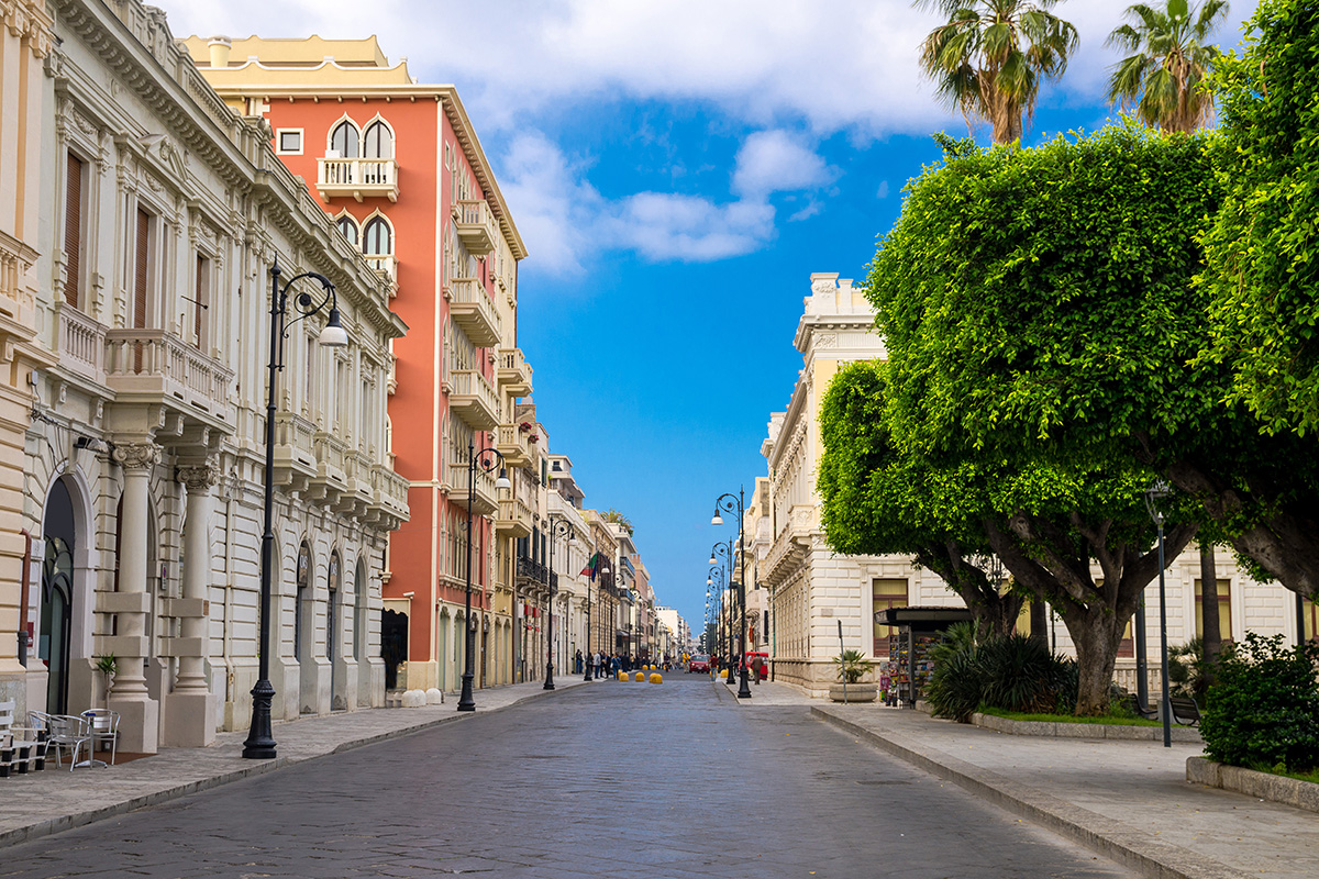 hlavní třída Corso Giuseppe Garibaldi ve městě Reggio di Calabria