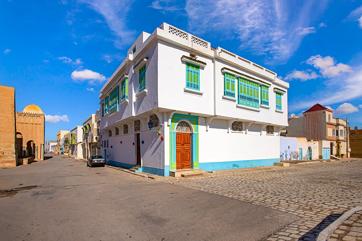 barevný dům ve městě Kairouan