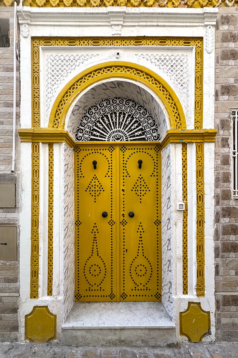 tradiční domovní dveře ve městě Kairouan