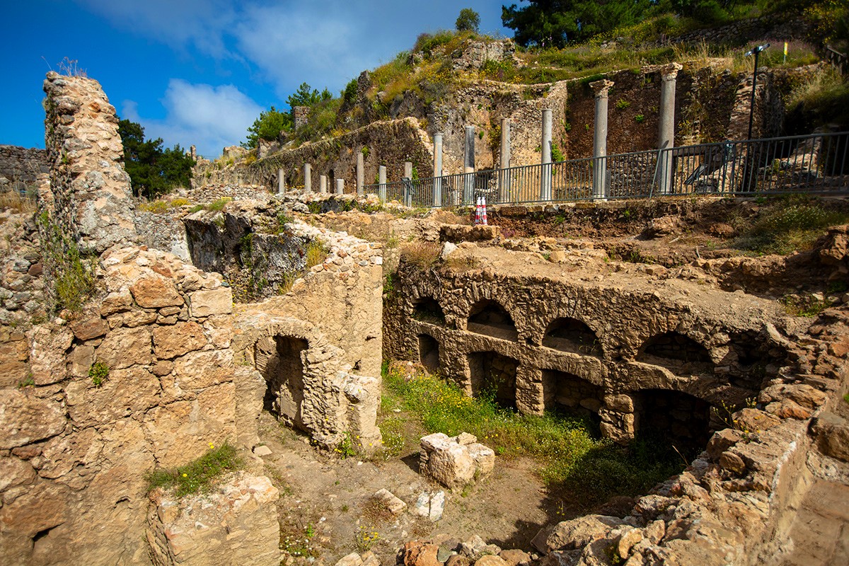 z města Syedra se dochovaly lázně, tělocvična, kolonáda, pět vodních cisteren, starobylý chrám, byzantský kostel a výrobna olivového oleje